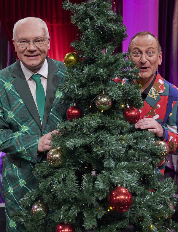 Bild 1 von 9: Von links: Martin Rassau und Volker Heißmann spielen lustige Weihnachtssketche.