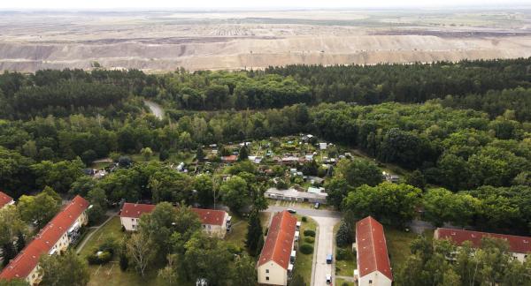 Bild 1 von 7: - Straße der Einheit mit Tagebau
