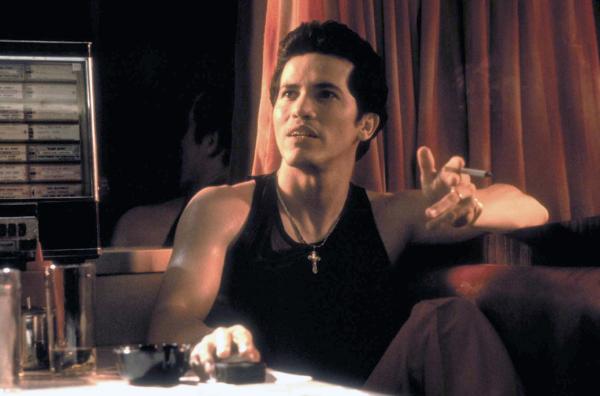 Bild 1 von 4: Vinny (John Leguizamo) ist vom Scheitel bis zur Sohle ein Italo-amerikanischer Barbier.