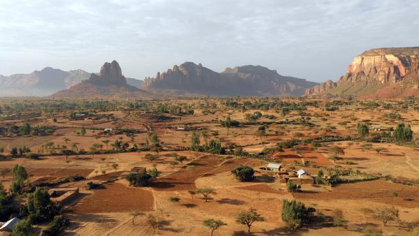 Bild 1 von 7: Teile von Äthiopien im Nordosten Afrikas sind geprägt von zerklüfteten Gebirgen und trockenen Tälern.