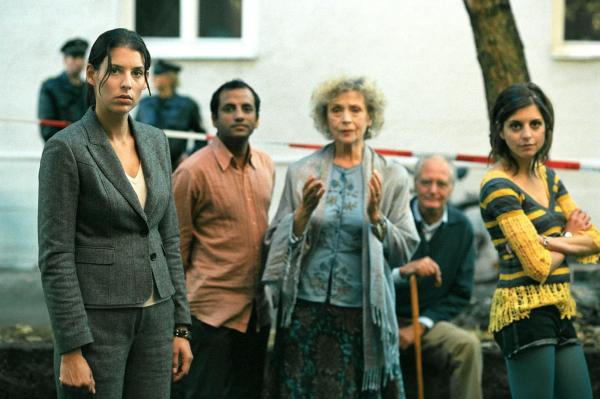 Bild 1 von 11: Nina (Elena Uhlig, l.) kann es nicht glauben, aber alle Hausbewohner (v.l.n.r.: Prashant Prabhakar, Ilse Neubauer, Günther Stöckl, Hannah Fuchs) konnten den Ermordeten nicht besonders gut leiden ...