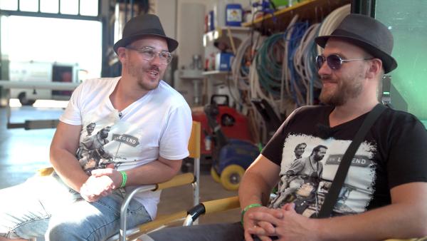 Bild 1 von 5: Die Zwillinge Alexander und Christopher müssen vor ihrer Abreise die Bremsen des Wohnwagens reparieren.
