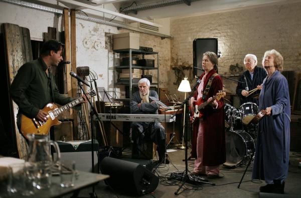 Bild 1 von 2: Im Bild: Jan Josef Liefers (Rocco), Joachim Fuchsberger (Degenhard Schagowetz), Libgart Schwarz (Josefine), Rudolf Nedorost (Schlagzeuger der 'Herzschrittmacher'), Bibiana Zeller (Sissi).