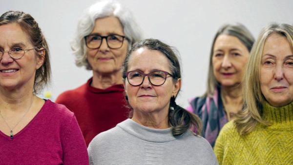 Bild 1 von 5: Im Bild: Frauen im Theaterclub proben fu¨r das Stu¨ck Entfalten.