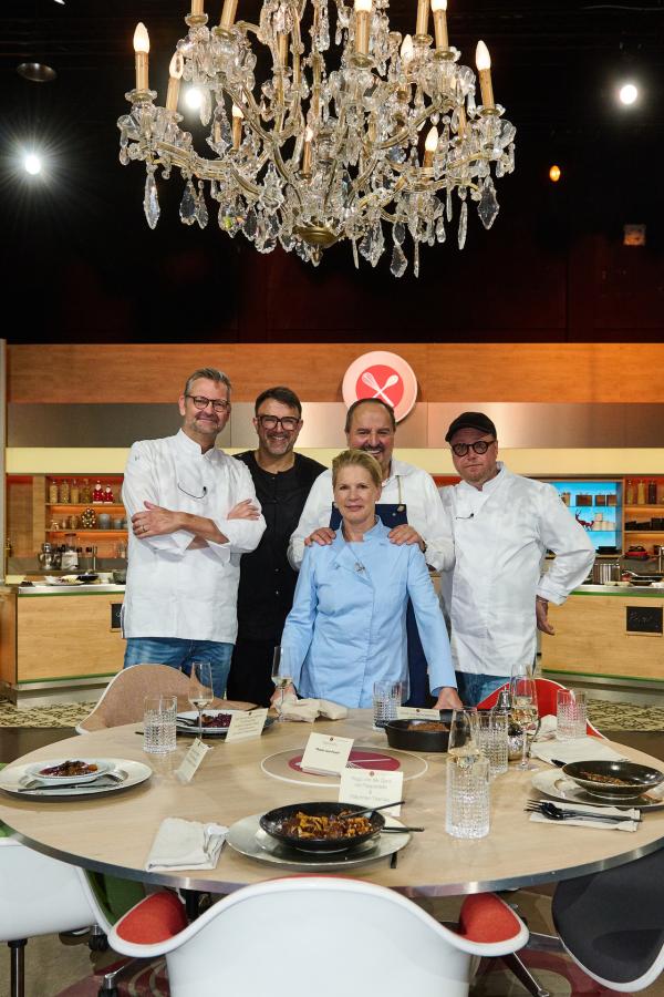 Bild 1 von 11: Gruppenfoto von links: Köche Thomas Martin, Tarik Rose, Cornelia Poletto, Moderator Johann Lafer und Koch Max Strohe