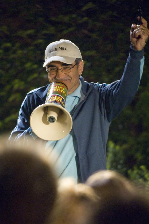 Bild 1 von 10: Let it beginn! Ganz traditionell gibt Noah Levenstein (Eugene Levy) die \