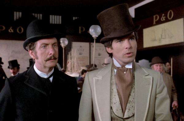 Bild 1 von 8: Gemeinsam mit seinem treuen Diener Jean Passepartout (Eric Idle, li.) macht sich Phileas Fogg (Pierce Brosnan, re.) auf die Reise.
