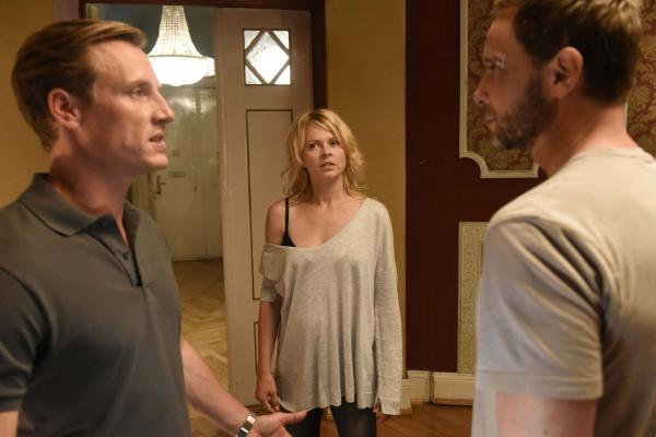 Bild 1 von 19: Als Nina (Isabell Gerschke, M.) feststellt, dass sich ihr Mann (Patrick Kalupa, l.) und ihr geheimnisvoller Liebhaber (Julian Weigend, r.) kennen, gerät ihre Welt endgültig aus allen Fugen und sie muss sich der Frage stellen, wem sie noch trauen kann ...