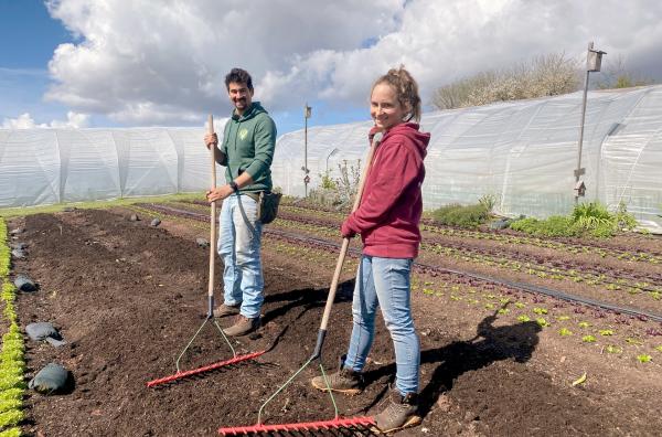 Bild 1 von 4: Top-Umsatz auf minimaler Fläche: Mikrofarmer Sara Knapp und Orfeas Fischer