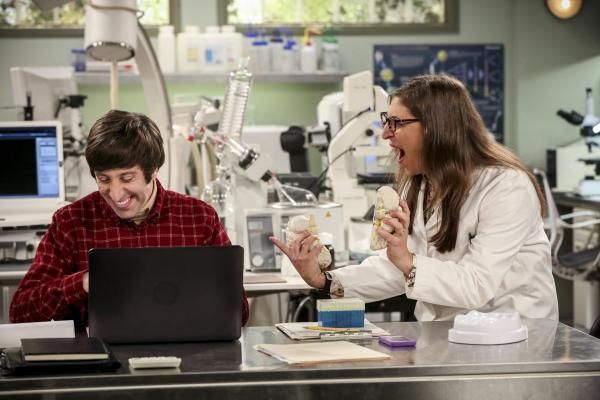 Bild 1 von 19: Als Howard (Simon Helberg, l.) und Amy (Mayim Bialik, r.) anfangen zusammenzuarbeiten, haben sie eine Menge Spaß, doch das scheint nicht allen zu gefallen ...