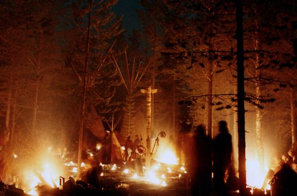 Bild 1 von 2: Ein Ritual, bei dem Geister gerufen werden sollten, in Lainio: Die Vorbereitungen dauerten mehrere Wochen, im ganzen Lager wurden Kerzen und Laternen aufgestellt.