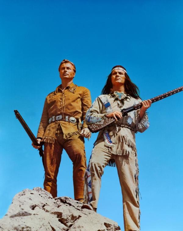 Bild 1 von 13: Der Apachenhäuptling Winnetou (Pierre Brice, r.) und Old Shatterhand (Lex Barker, l.) sind nach einigen Kämpfen Blutsbrüder geworden und erleben einige Abenteuer gemeinsam ...
