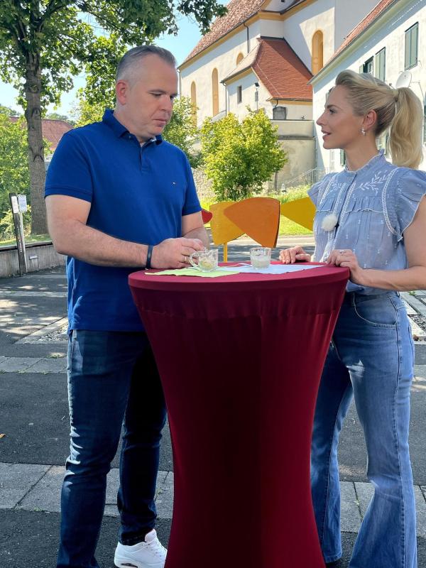 Bild 1 von 17: Im Bild: Silvia Schneider verkostet mit Thomas Schröttner