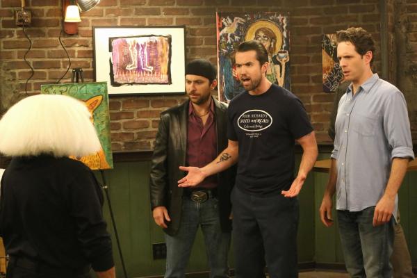 Bild 1 von 8: (v.l.n.r.) Charlie Kelly (Charlie Day); Mac (Rob McElhenney); Dennis Reynolds (Glenn Howerton)