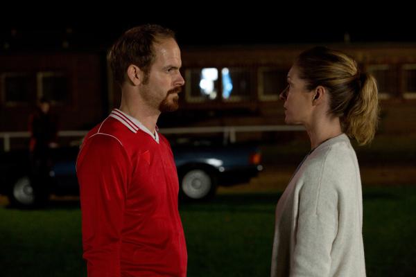 Bild 1 von 10: Frank (Marc Ben Puch) erzählt Carmen (Lisa Martinek), wie gerne er mit ihr verreisen würde.