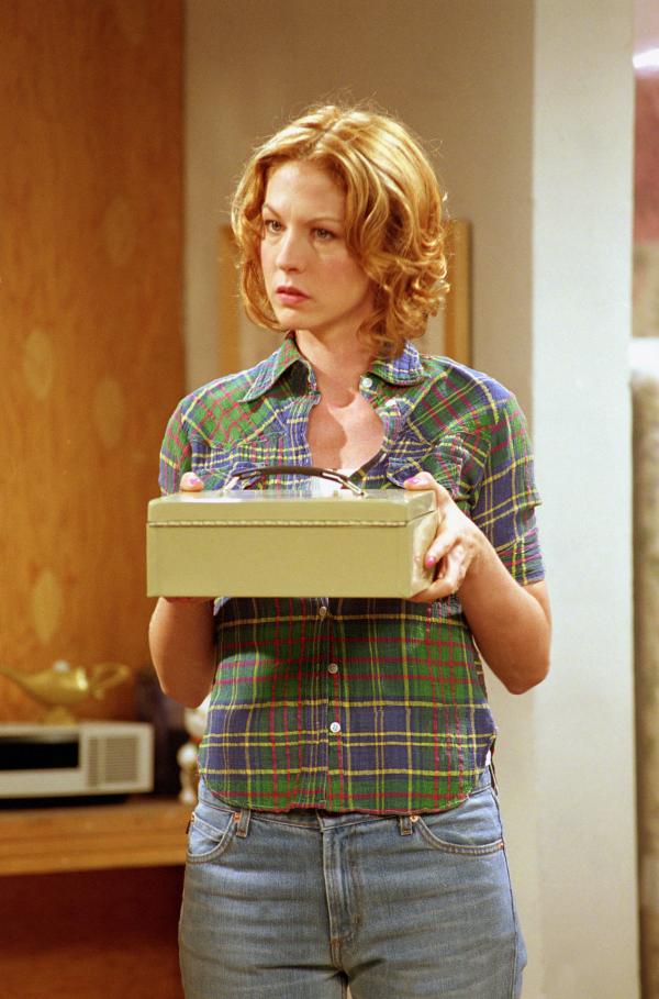 Bild 1 von 6: Dharma findet unter dem Bett ein kleines abgeschlossenes Kästchen, das Greg zu gehören scheint. Als sie ihn darauf anspricht, erklärt dieser, dass es sich dabei um eine Art \