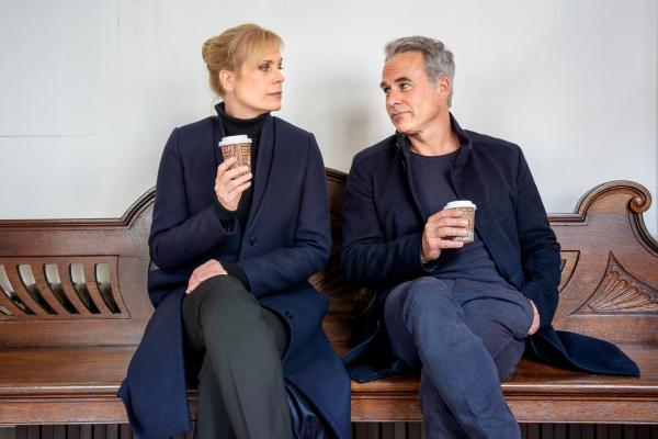 Bild 1 von 4: Ina Zimmermann (Melanie Marschke, l.) und Jan Maybach (Marco Girnth, r.) schauen sich vertraut an, während sie einen Kaffee trinken.