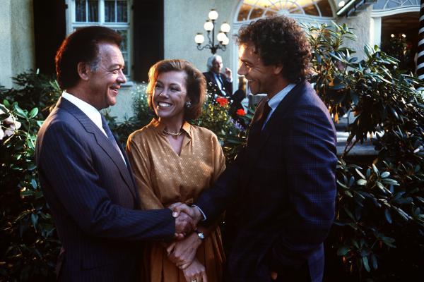 Bild 1 von 1: Dr. Vollmers (Christian Kohlund, r.) ist gerne der Einladung gefolgt. Schließlich hat er der frisch gebackenen Frau Doktor (Gaby Dohm, M.) bei ihrem Studium helfen dürfen und sie ist ihm auch nicht gleichgültig geblieben.