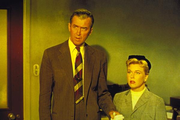 Bild 1 von 11: Der Mord an Louis Bernard zeigt Dr. McKenna (James Stewart, l.), dass ein internationaler Komplott die Finger im Spiel hat. Schließlich reist das Ehepaar (Doris Day, r.) von Nordafrika nach London, weil alles dafür spricht, dass man das Kind dorthin gebracht hat.