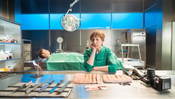 Bild 1 von 10: Gerichtsmedizinerin Dr. Helene Sturbecks (Katharina Blaschke) Untersuchungen zur Ursache der Wunden gestalten sich äußerst experimentell. Haben doch mysteriöse Laser, wie die von Außerirdischen, zu den eigenartigen Verletzungen geführt? Nach mehreren Versuchen kommt sie der Sache dann doch näher.