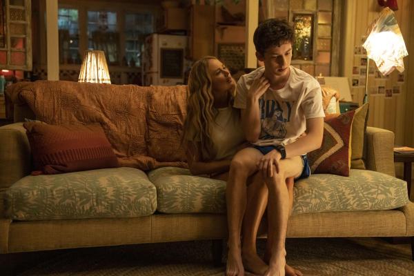 Bild 1 von 8: Maddie (Jennifer Lawrence, l.); Percy (Andrew Barth Feldman, r.)