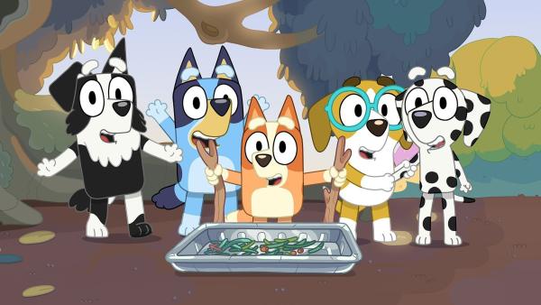Bild 1 von 6: Bluey und Bingo spielen mit ihren Freunden, dass sie Spione sind und ihre Eltern beobachten. Als Bingo keine Lust mehr hat und nicht mehr mitspielt, merkt Bluey, wie wichtig es ist, Bingo dabei zu haben.
