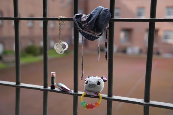 Bild 1 von 1: In Deutschland sitzen 38 Mütter mit 44 Kindern im Gefängnis. 2590 weibliche Strafgefangene sitzen derzeit in deutschen Gefängnissen.