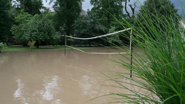 Bild 1 von 4: In vielen Teilen Bayerns gab es Anfang Juni 2024 schwere Hochwasser. Unwetter und Starkregen lassen die Flüsse rasend schnell anschwellen. Verstärkt wird das Problem, weil Flüsse meist begradigt, verbaut und kanalisiert sind.