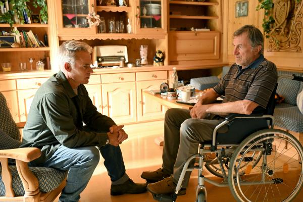 Bild 1 von 15: Mark (Marco Girnth, l.) fragt Herrn Simmel (Johann Schuler, r.) nach Karlchen.