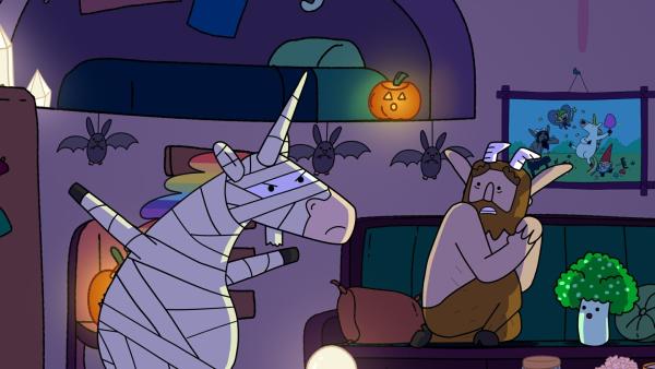 Bild 1 von 3: Es ist Gruselween im Magic Forest, und Blümchen erzählt ihren Freunden Gruselgeschichten. Dieses gruselige Fest mag Hufius (Mitte) überhaupt nicht, Tupfen (rechts) dagegen findet es spannend.