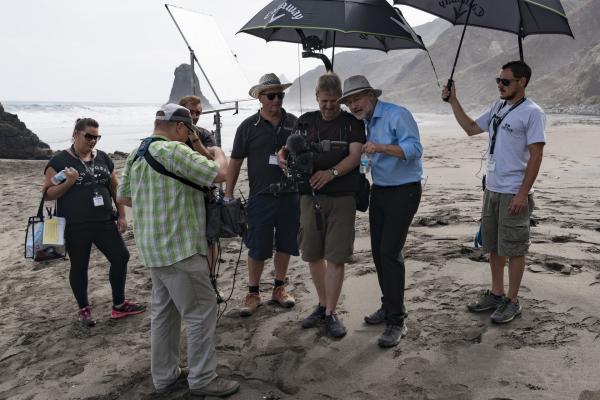 Bild 1 von 8: Dreharbeiten in der Vulkanlandschaft von Teneriffa: Unter echter Sonne zu schwitzen, ist für das Team schon ein anderes Gefühl als unter den Scheinwerfern im Studio.