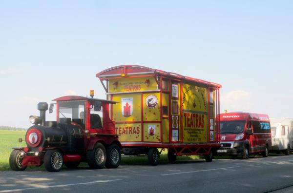Bild 1 von 6: Mit einer Bühne auf vier Rädern, gezogen von einem 14 PS starken Traktor, geht es dieses Jahr 540 Kilometer durch den Osten des südlichsten Baltikumstaats.
