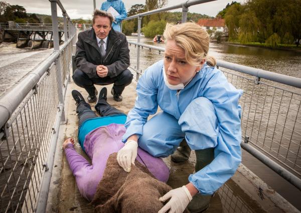 Bild 1 von 6: Inspector Barnaby (Neil Dudgeon, h.) und Dr. Kate Wilding (Tamzin Malleson, v.) haben viele Fragen angesichts dieser Leiche.