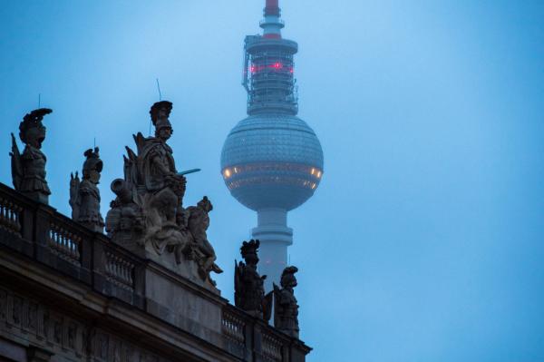 Bild 1 von 2: Der Berliner Fernsehturm: In DDR-Zeiten war oberhalb der Kugel ein Spionageversteck der Staatssicherheit.