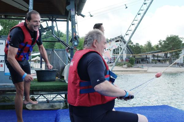 Bild 1 von 11: Waldi beim Wakeboarden.