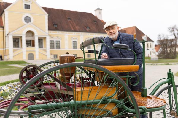 Bild 1 von 9: Moderator Harald Lesch mit einem Nachbau des Originals, dem Patent-Motorwagens von Carl Benz von 1886. Nach kurzer Einweisung konnte er das Gefährt selbst steuern.