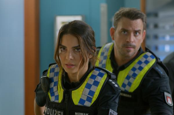 Bild 1 von 5: Isa (Lilli Hollunder) und Kris (Marc Barthel) versuchen, die eskalierte Situation im EKH unter Kontrolle zu bekommen.