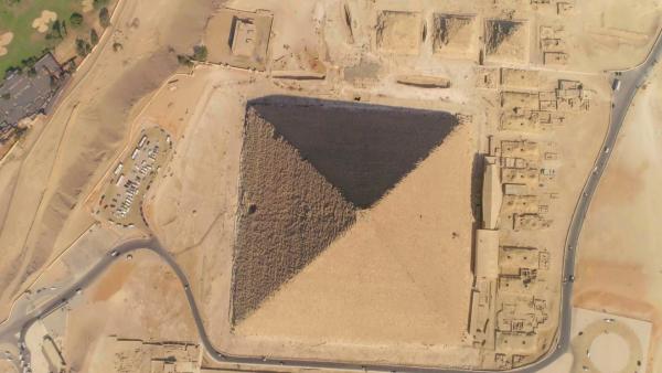 Bild 1 von 3: Die Cheopspyramide ist die älteste und größte der drei Pyramiden von Gizeh.