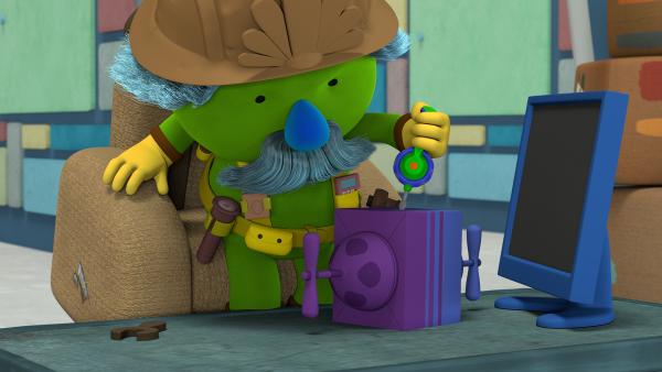 Bild 1 von 5: Der Doozer-Meister versucht mit etwas Spitzem das Kästchen zu öffnen.