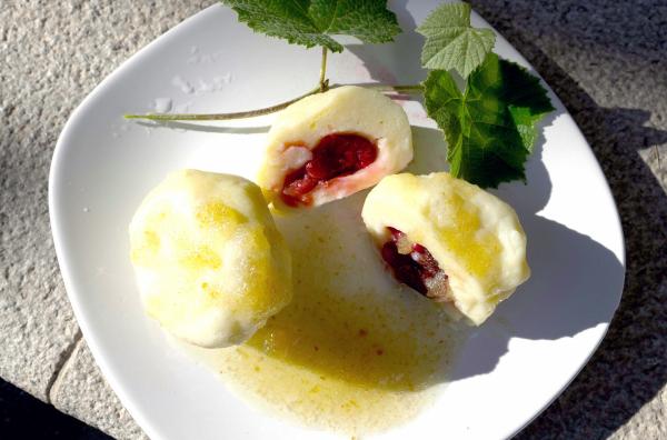 Bild 1 von 7: Gnocchi di Susine sind bei Jung und Alt beliebt. Der Legende nach sind die Kinder dann erwachsen, wenn sie mehr Pflaumenknödel essen können als ihre Väter.