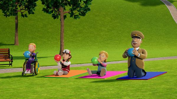 Bild 1 von 3: Gebannt folgen alle Mandys Yoga-Anweisungen.