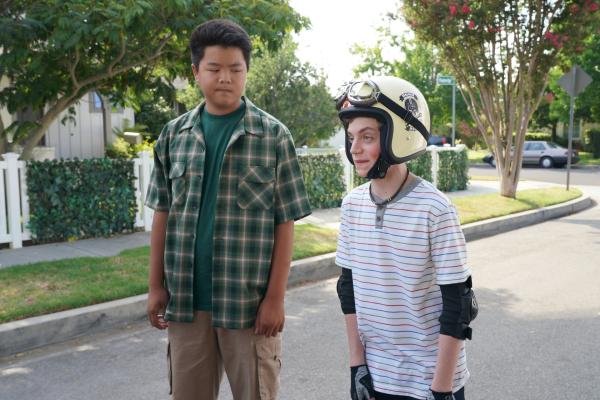 Bild 1 von 18: Eddie Huang (Hudson Yang, l.); Brian (Dash Williams, r.)