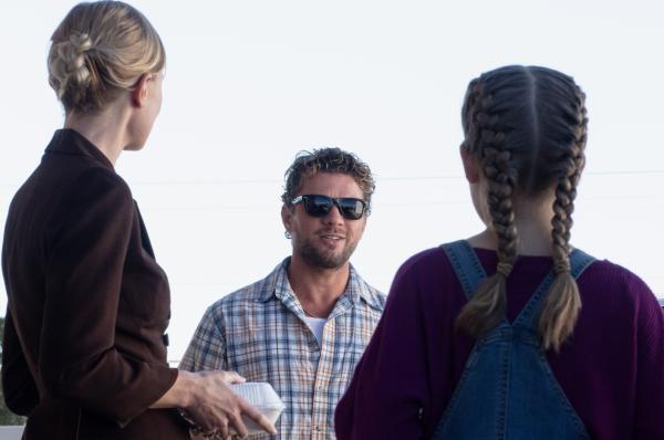 Bild 1 von 11: Miller ist überglücklich als seine Ex-Partnerin Beth einem Wiedersehen mit ihr und ihrer gemeinsamen Tochter Lindsay zustimmt. Von links: Beth (Kate Bosworth), Miller (Ryan Phillippe) und Lindsay (Madeleine Guilbot)