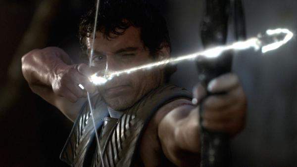 Bild 1 von 16: Endlich ist der legendäre Epirus-Bogen in seinen Händen: Theseus (Henry Cavill), der mit der machtvollen Wunderwaffe Hyperion vernichten will ...