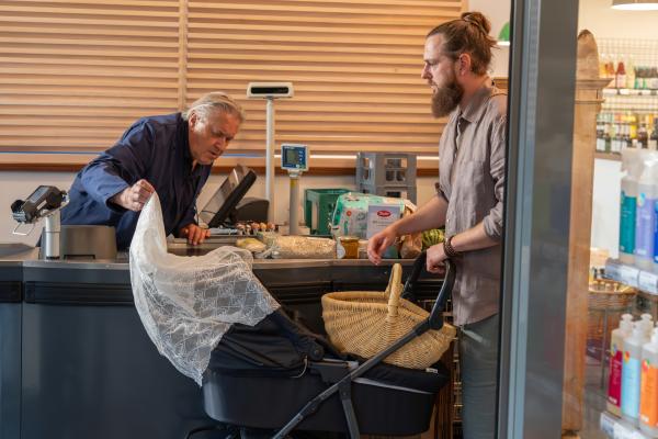 Bild 1 von 6: Girwidz (Michael Brandner, l.) nimmt seinen Undercover Job an der Kasse etwas zu ernst.