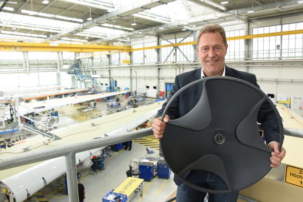 Bild 1 von 8: Peter Sander, Projektleiter bei Airbus, war verantwortlich für den Bau der Nachbildung der geheimnisvollen Sabu-Scheibe.