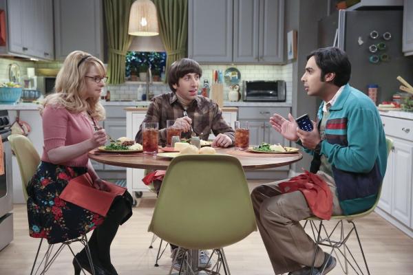 Bild 1 von 14: Als Raj (Kunal Nayyar, r.) erzählt, dass er sich von einer Frau angezogen fühlt, die er im Comicbuchladen getroffen hat, müssen ihn Bernadette (Melissa Rauch, l.) und Howard (Simon Helberg, M.) daran erinnern, dass er bereits eine Freundin hat ...