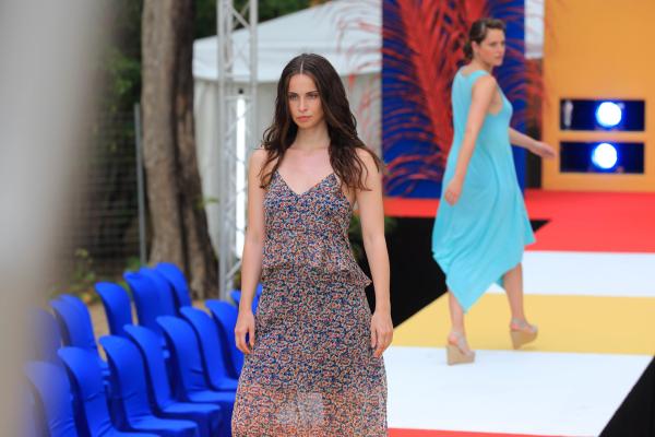 Bild 1 von 5: Die beiden Models Eloise Ronson (Heida Reed, l.) und Zoe Mackay (Hannah Britland, r.) präsentieren die neue Kollektion.