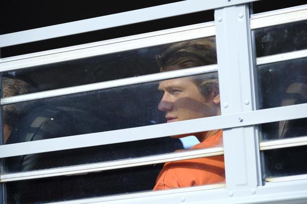 Bild 1 von 30: Nur mit Salz und Batterien ausgestattet, versucht Bombenbastler MacGyver (Lucas Till) als verdeckter Insasse in einem Hochsicherheitsgefängnis, mit dem Drogenbaron El Noche (Raoul Trujillo) auszubrechen, ihn zu seinem Kartell zu verfolgen und dann auffliegen zu lassen ...