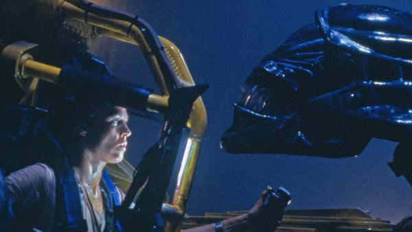Bild 1 von 6: Ripley (Sigourney Weaver) Auge in Auge mit dem Alien